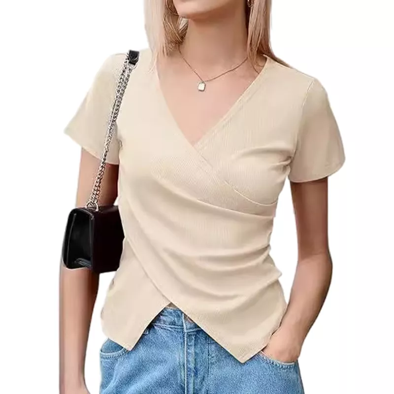 Camiseta feminina com design irregular